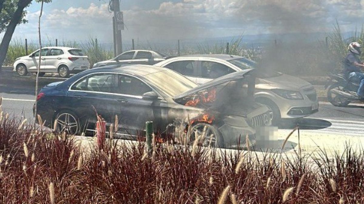 Mercedes de luxo pega fogo na Av. Raja Gabaglia, em BH, e mobiliza bombeiros