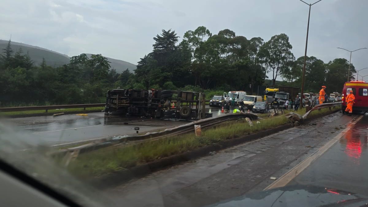 Após 3 horas de interdição, BR-040 é liberada em Nova Lima no sentido BH