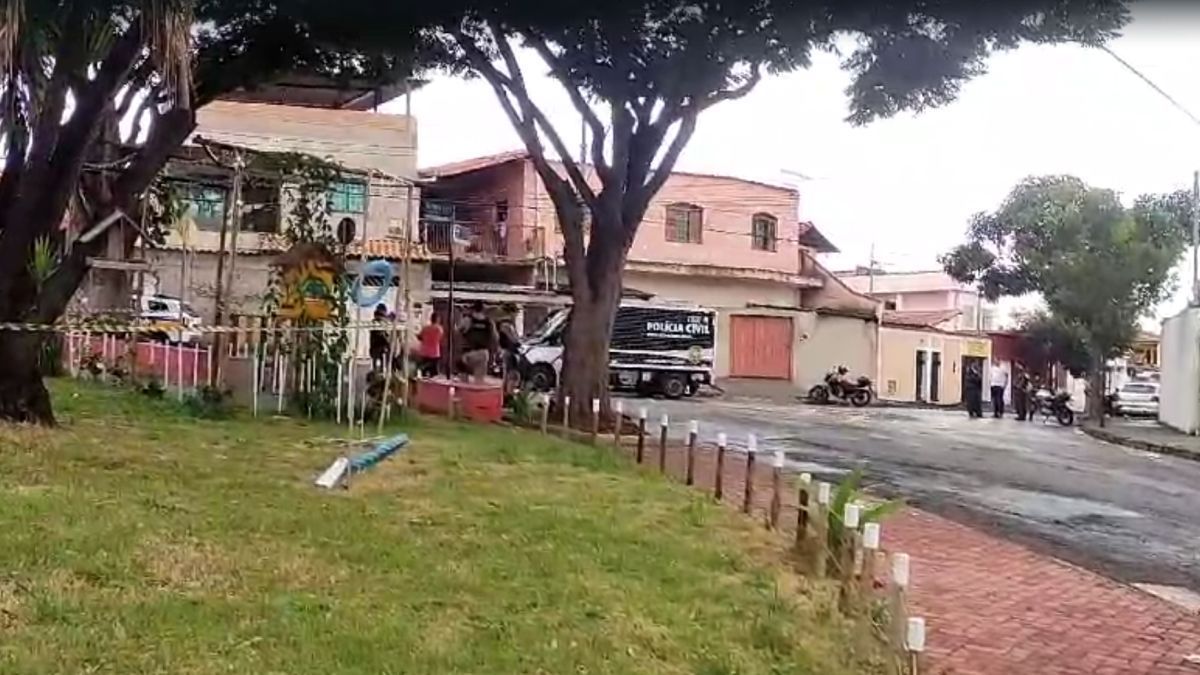 Adolescente de 17 anos é morto a tiros por dupla em moto em praça de Contagem