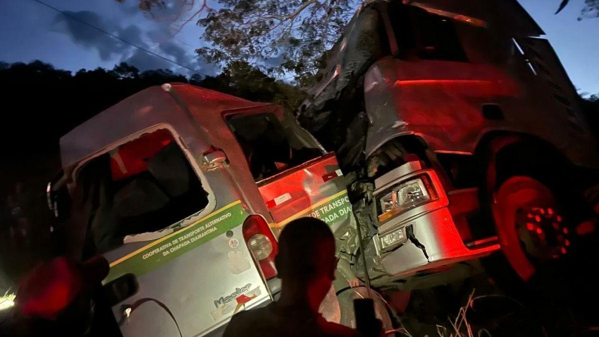 Acidente entre van de família e carreta deixa 11 mortos na Bahia