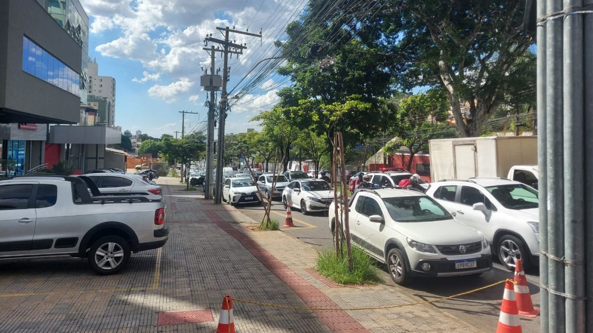 Obras em postes e farol estragado complicam o trânsito na av. Barão Homem de Melo, em BH