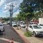 Obras em postes e farol estragado complicam o trânsito na av. Barão Homem de Melo, em BH