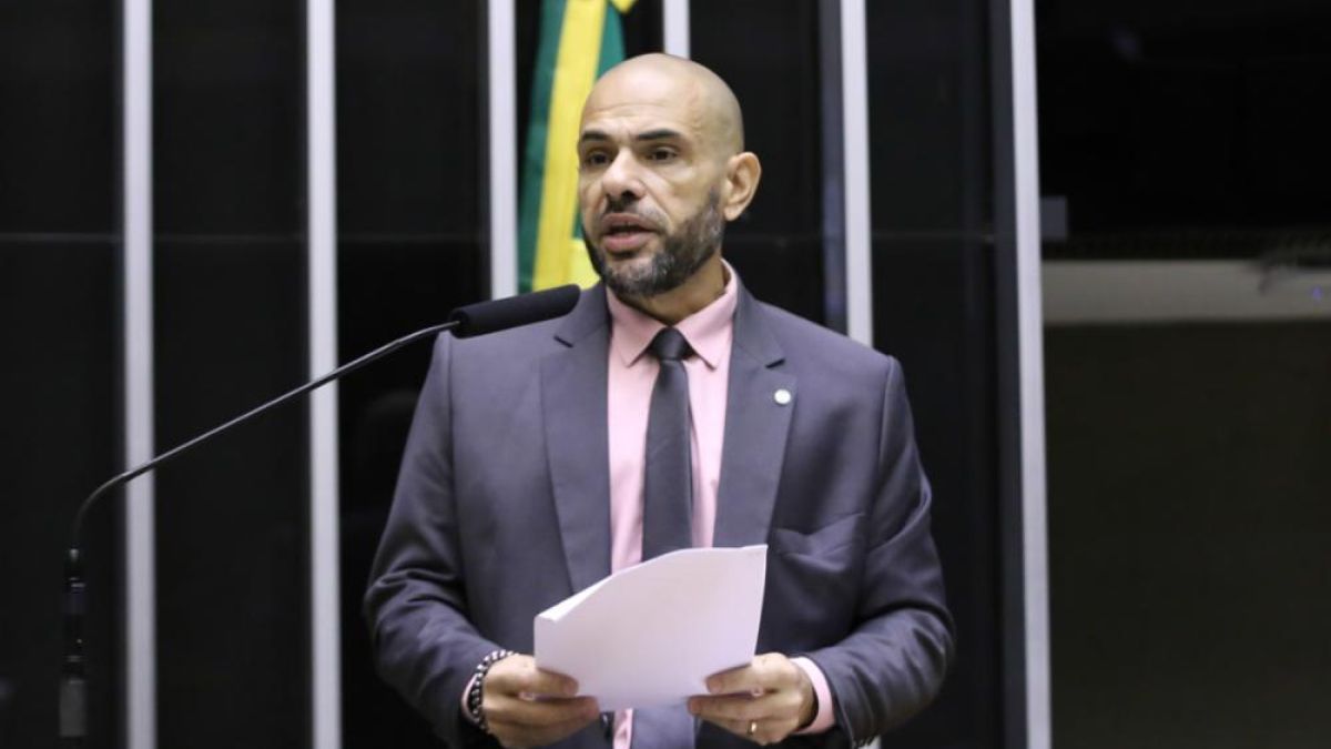 Bandidos atiram em carro de deputado federal no Rio: 'Tentaram tirar minha vida'