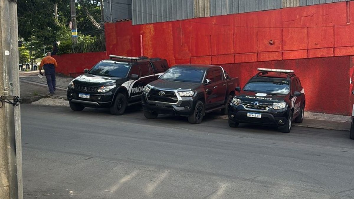 Hilux furtada em BH é encontrada em Ribeirão das Neves com a placa clonada