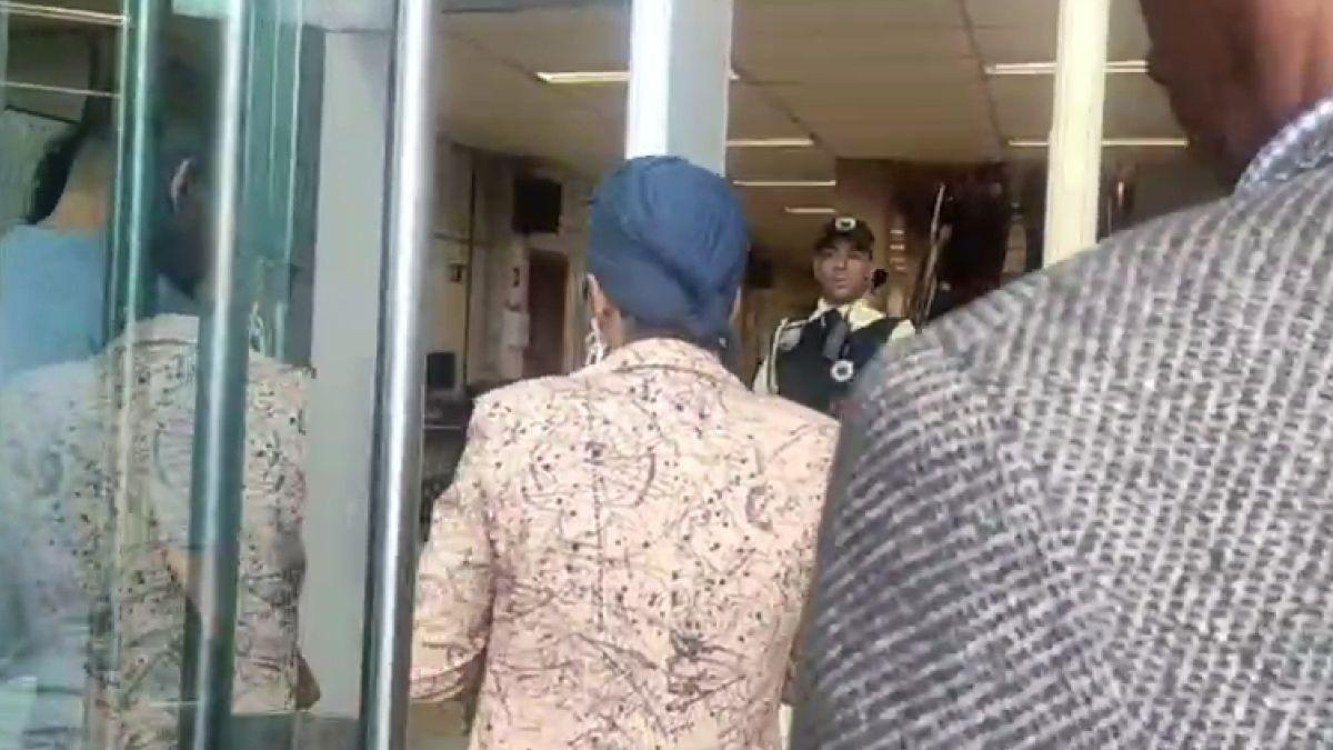 Advogada denuncia que segurança tentou impedir sua entrada em audiência por usar turbante