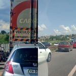 Acidente entre dois carros causa congestionamento na BR-381 em Betim