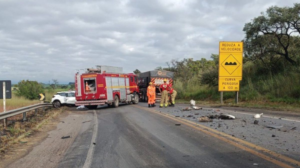 Jovem morre em acidente entre carro e carreta na 'Curva da Morte' da BR-354