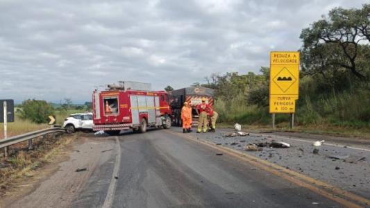 Jovem morre em acidente entre carro e carreta na 'Curva da Morte' da BR-354