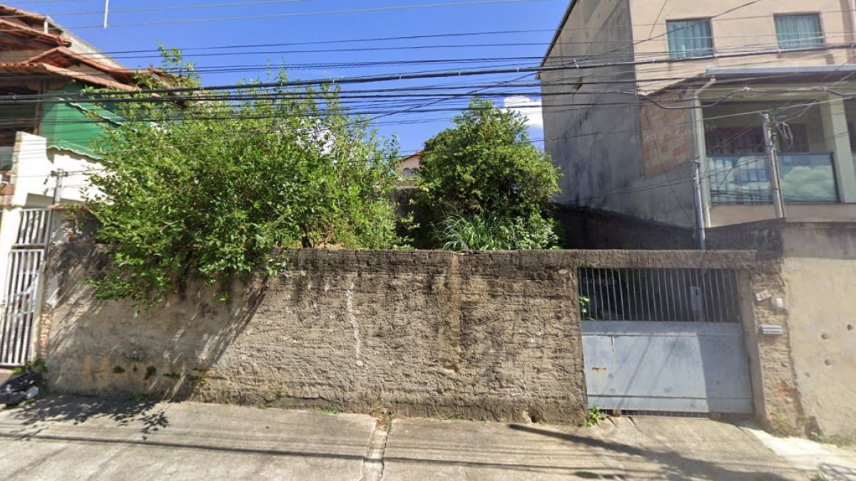 Barranco desaba sobre trabalhador no bairro Tirol, em BH