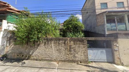 Barranco desaba sobre trabalhador no bairro Tirol, em BH