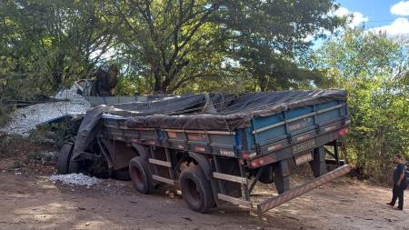 Homem morre após caminhão bater em árvore na BR-251 no Norte de Minas