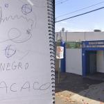 Colega escreve 'negro' e 'macaco' no caderno de criança em escola em Minas
