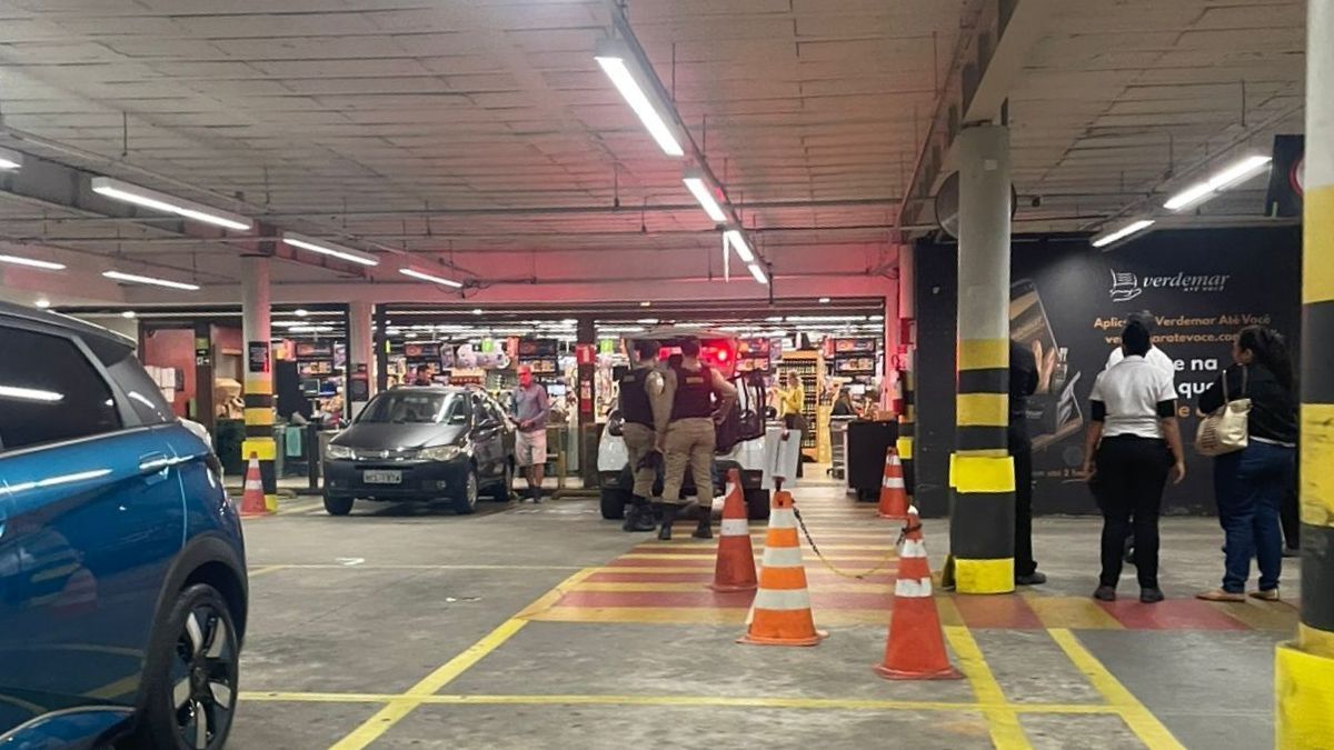 Homem é preso após invadir supermercado onde sua ex trabalha e agredi-la