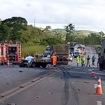 Grave acidente entre carro e caminhão deixa um morto na BR-040 em Minas
