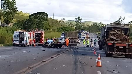 Grave acidente entre carro e caminhão deixa um morto na BR-040 em Minas