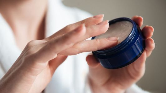 Hidratar pele ressecada do corpo com receitas caseiras: o que saber