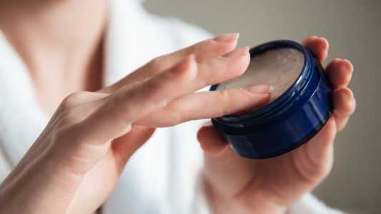 Hidratar pele ressecada do corpo com receitas caseiras: o que saber