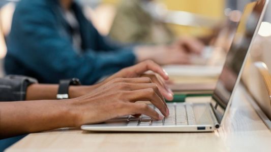 Pessoa digitando no computador