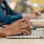 Estudo mostra que chatbots médicos de IA podem confundir pacientes e não substituem médicos