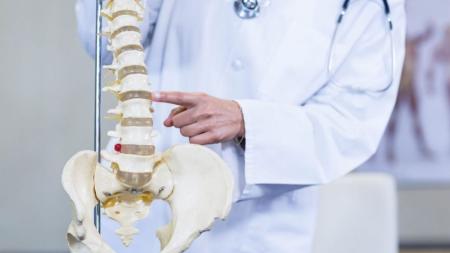 BH recebe simpósio para debater tratamento de deformidades da coluna vertebral em adultos