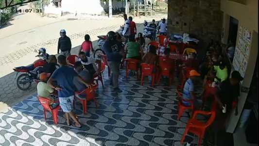 Homem sentado na mesa de bar é executado pelas costas por dupla de capacete em Minas