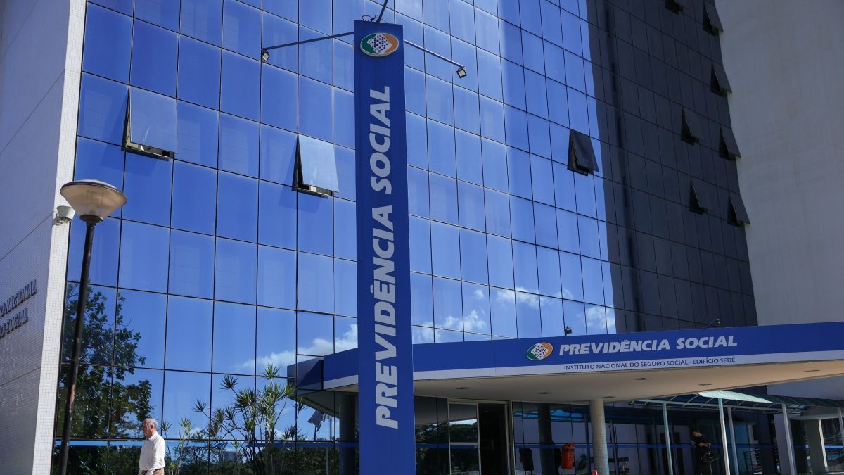 Justiça bloqueia R$ 2,8 bilhões de entidades investigadas por fraudes contra aposentados do INSS
