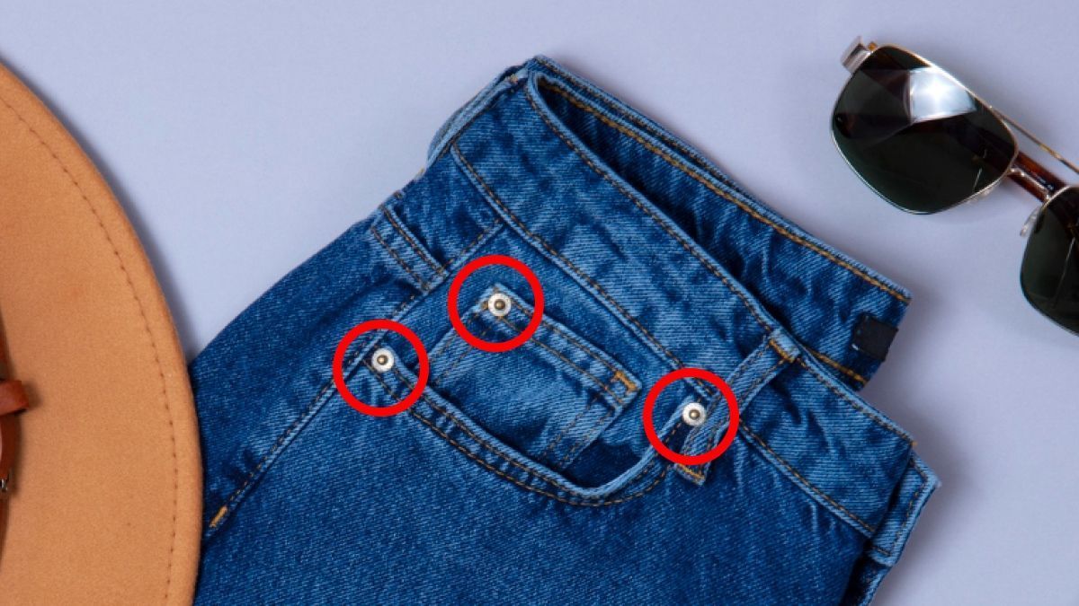 Mais que estilo: a função escondida dos botões de metal nas calças jeans