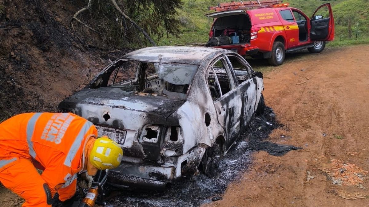 Corpo de homem é encontrado no porta-malas de carro queimado em Juiz de Fora