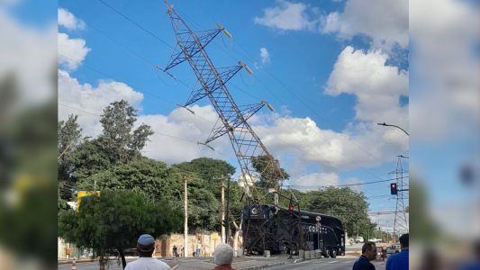 Ônibus derruba torre elétrica: Cemig confirma que acidente causa apagão na Grande BH