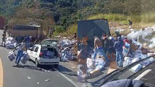 População saqueia carga de fraldas após caminhão tombar na BR-381 em Minas