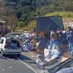 Vídeo: população saqueia carga de fraldas após caminhão tombar na BR-381 em Minas