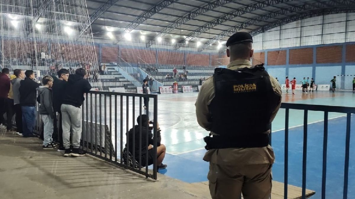 Jogadora de 13 anos é vítima de racismo em campeonato de handebol no interior de Minas