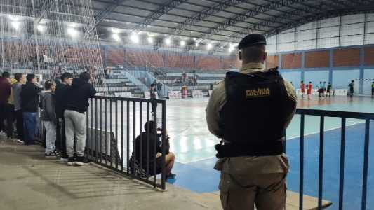 Jogadora de 13 anos é vítima de racismo em campeonato de handebol no interior de Minas