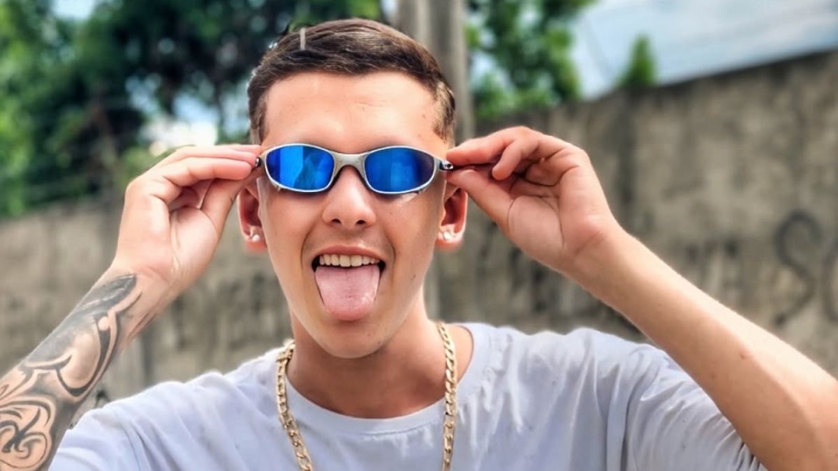 Influenciador morre após cair da garupa de moto e ser atropelado por caminhão na MG-050