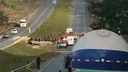 Carreta tomba na BR-040 e causa congestionamento em Sete Lagoas