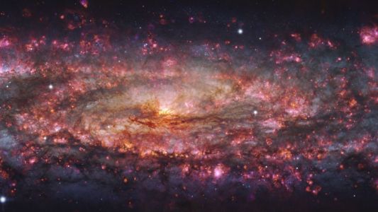 Astrônomos capturam galáxia colorida a 11 milhões de anos-luz de distância