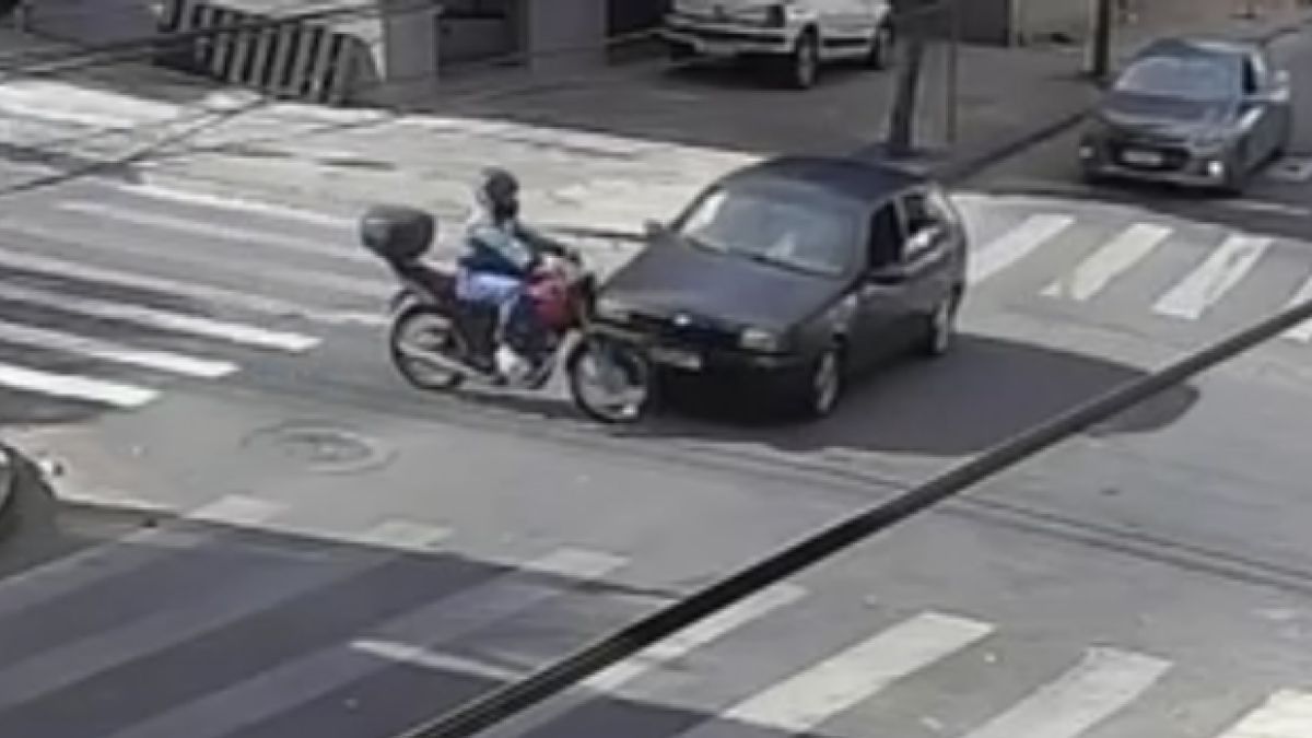 Vídeo: motociclista morre em acidente com carro em BH; motorista não tem CNH e havia bebido cerveja
