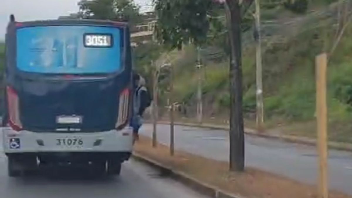 Vídeo: dupla é flagrada fumando maconha enquanto 'pega traseira' em ônibus de BH