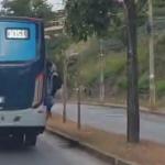 Vídeo: dupla é flagrada fumando maconha enquanto 'pega traseira' em ônibus de BH