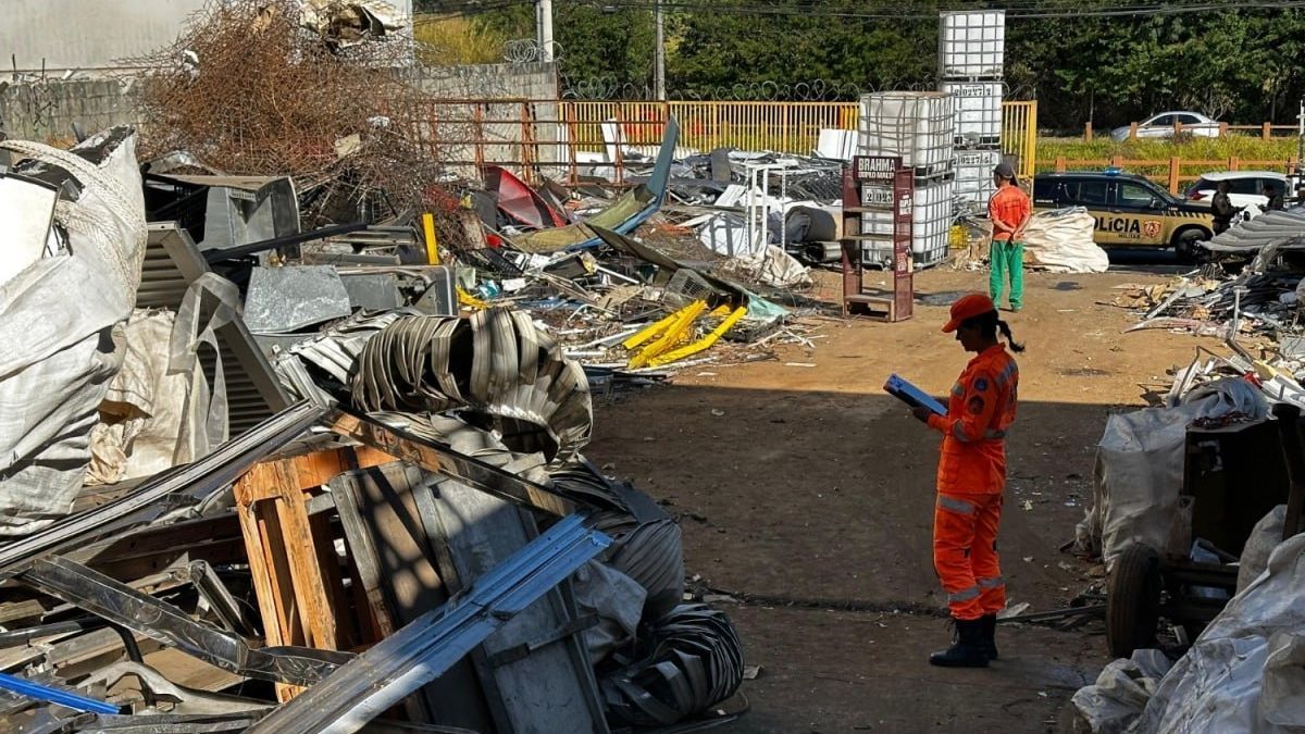 Bombeiros e PM fiscalizam ferros-velhos para combater comércio ilegal de fios de cobre
