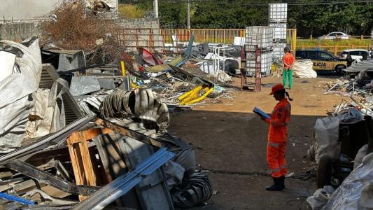 Bombeiros e PM fiscalizam ferros-velhos para combater comércio ilegal de fios de cobre
