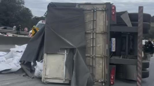 Carreta tomba em Extrema e fecha pista sentido BH da Fernão Dias