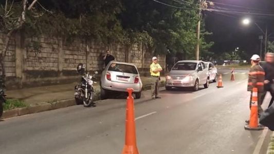Carro invade pista de caminhada, atropela e mata criança de 11 anos no Barreiro, em BH