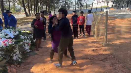 Jovem que engravidou menina de 12 anos que morreu no parto é agredido em enterro