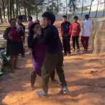 Jovem que engravidou menina de 12 anos que morreu no parto é agredido em enterro