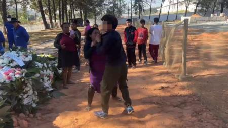 Jovem que engravidou menina de 12 anos que morreu no parto é agredido em enterro