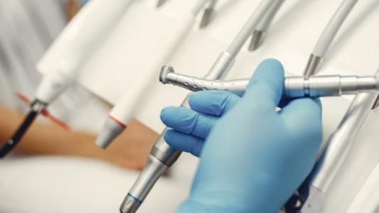 Justiça condena dentista por morte de paciente de 25 anos após extração de dentes em Minas