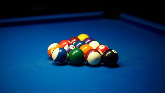 Dono de bar é multado pela Justiça por deixar adolescentes jogarem sinuca em Minas