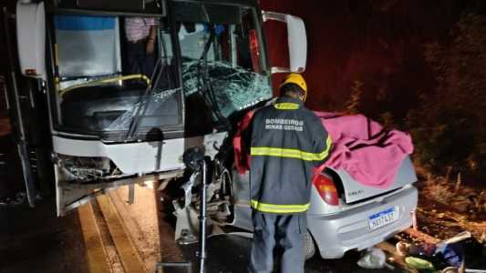 Criança de 3 anos está entre as 5 vítimas de acidente entre carro e ônibus em Janaúba
