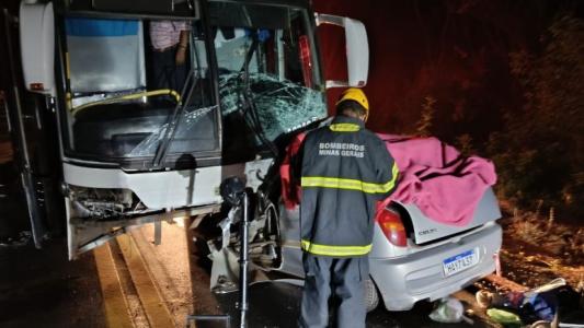 Criança de 3 anos está entre as 5 vítimas de acidente entre carro e ônibus em Janaúba